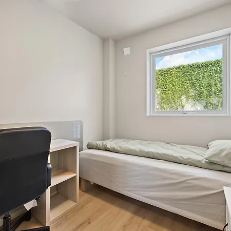 Stylish 4br With Parking Leilighet