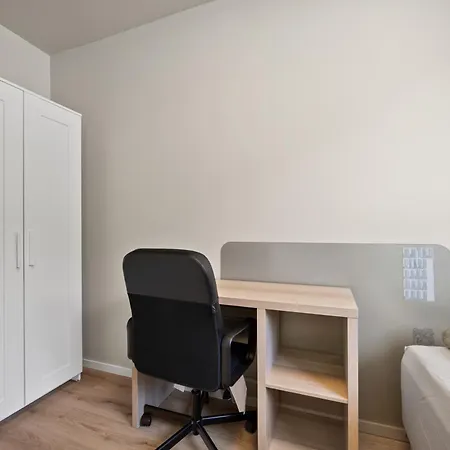 Stylish 4br With Parking Apartment