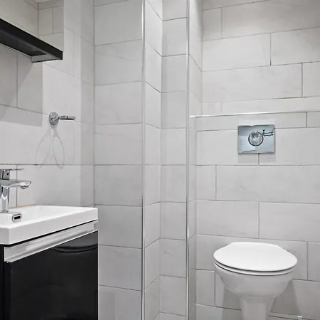 Stylish 4br With Parking Leilighet *