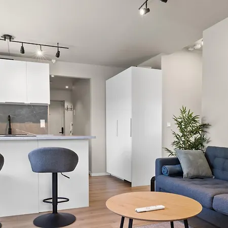 Stylish 4br With Parking Apartment *