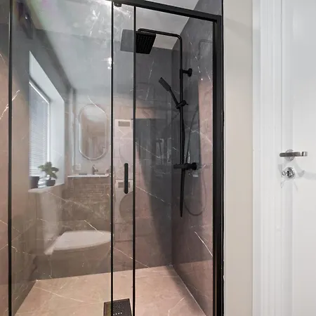 Stylish 4br With Parking Ντράμεν