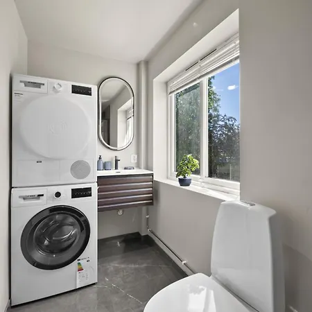 Stylish 4br With Parking Leilighet